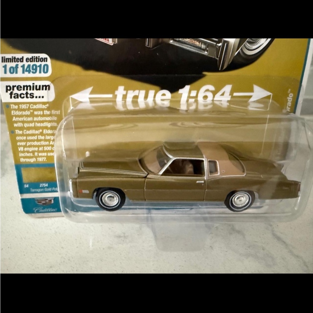 Luxury Cruisers Die-Cast Model Car - Gold - Picture 4 of 4